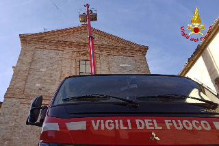 Croce piegata sul tetto della chiesa di Altidona, la tagliano i vigili del fuoco